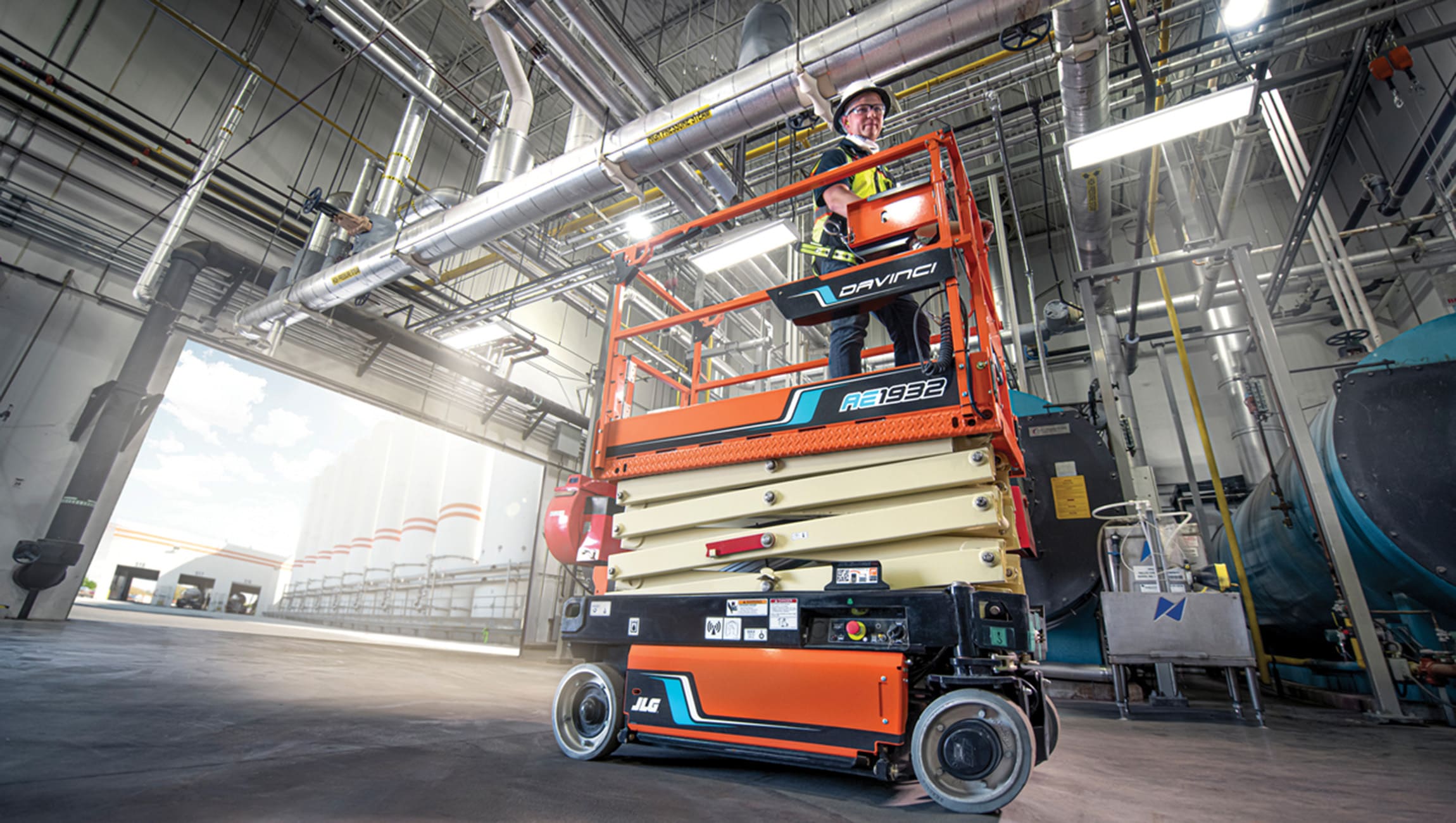 JLG DaVinci inside an industrial building